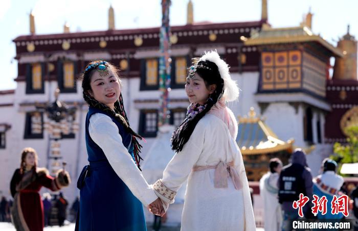 拉薩迎來旅游旺季