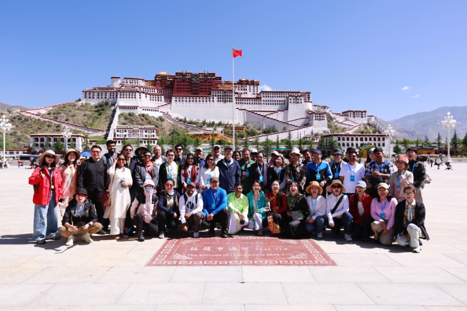 “中國(guó)在保護(hù)自然環(huán)境的同時(shí)實(shí)現(xiàn)了高度現(xiàn)代化！” ——多國(guó)記者眼中的現(xiàn)代西藏_fororder_圖片1