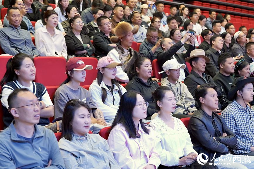 300余名干部職工、群眾代表在現(xiàn)場聆聽講座。人民網(wǎng)記者 次仁羅布攝