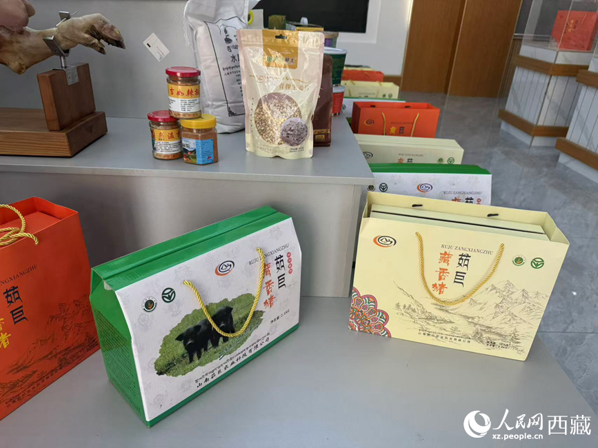 茹巨藏香豬禮盒。羅雨欣攝