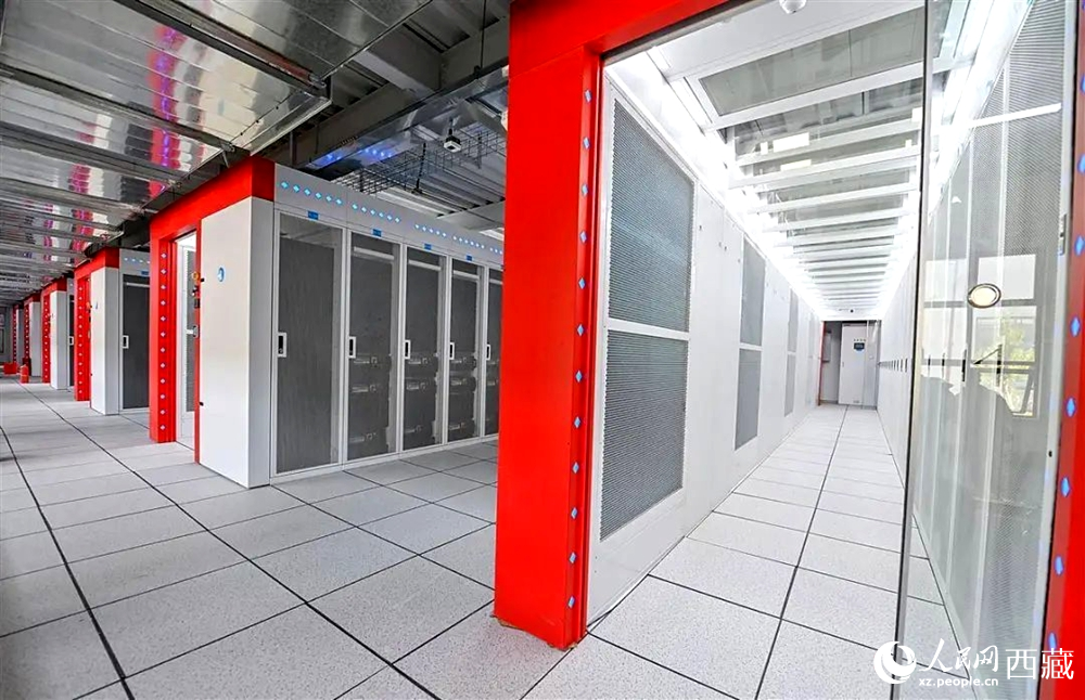 西藏“雅江1號”人工智能先進(jìn)計算中心機(jī)房。人民日報記者 鮮敢攝