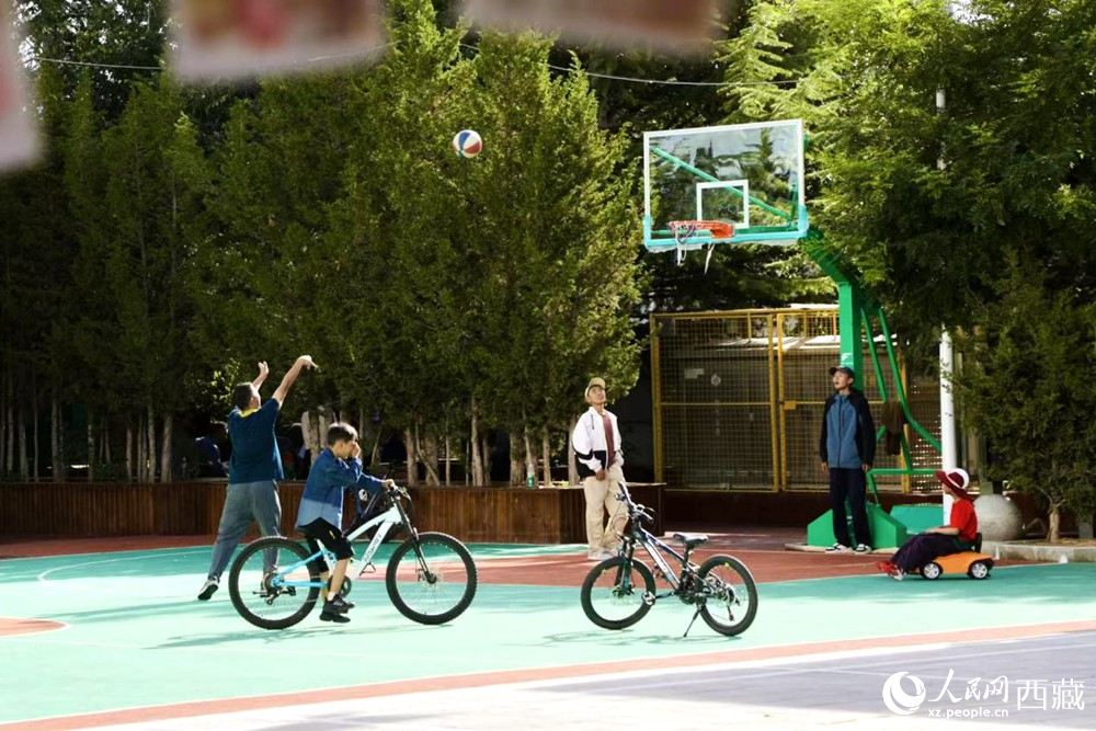 孩子們在社區(qū)享受運(yùn)動時(shí)光。人民網(wǎng)記者 次仁羅布攝