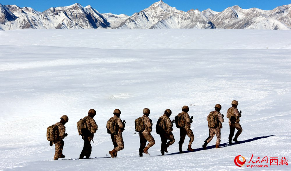 官兵在巡邏。人民日報記者 瓊達卓嘎攝