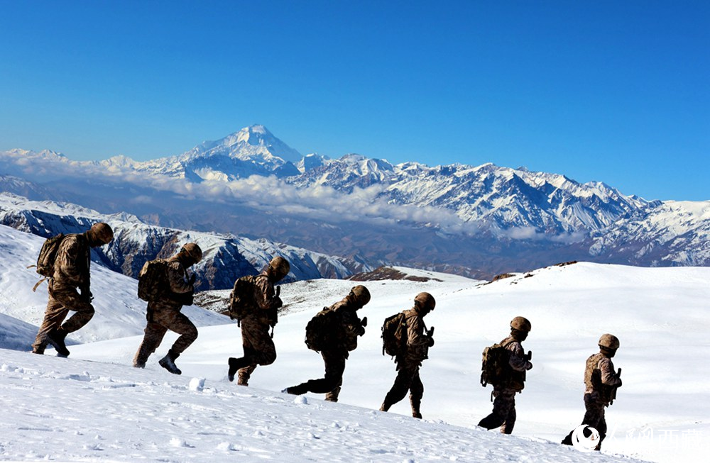 官兵在巡邏。人民日報記者 瓊達卓嘎攝