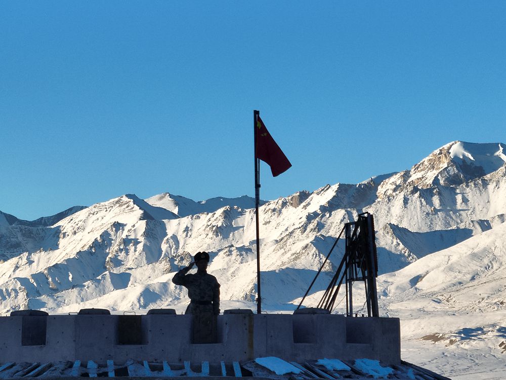 五星紅旗在哨所飄揚。人民日報記者 瓊達卓嘎攝