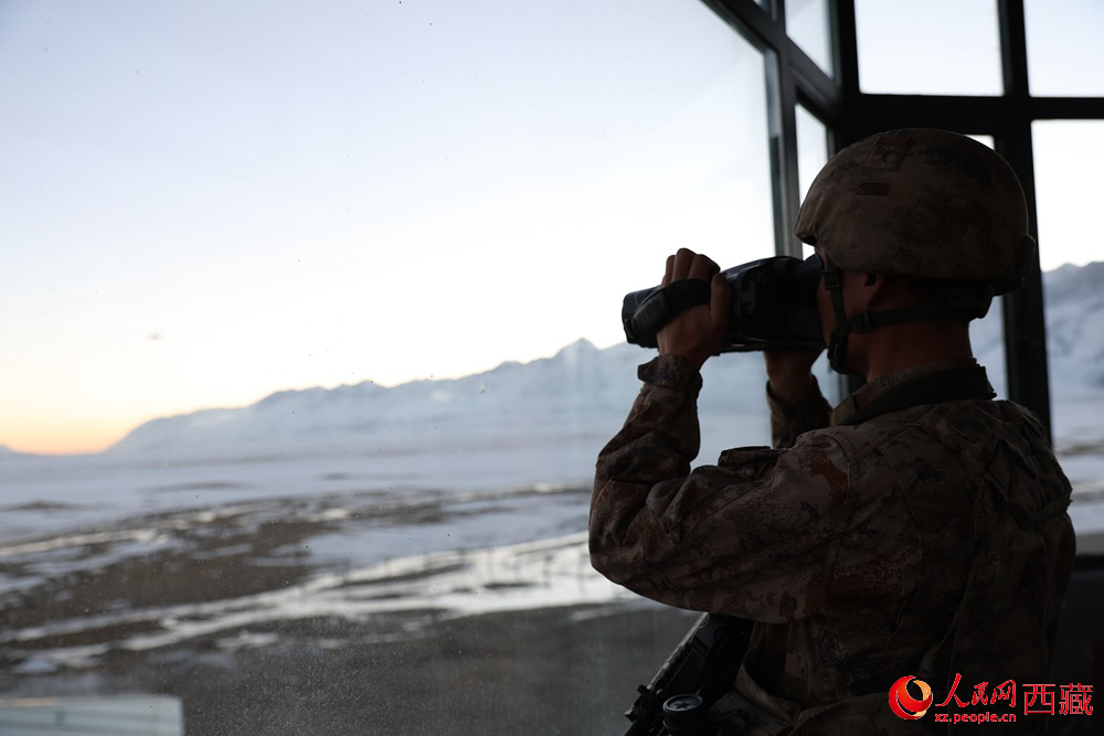 官兵在觀察哨所周邊情況。人民日報記者 瓊達卓嘎攝
