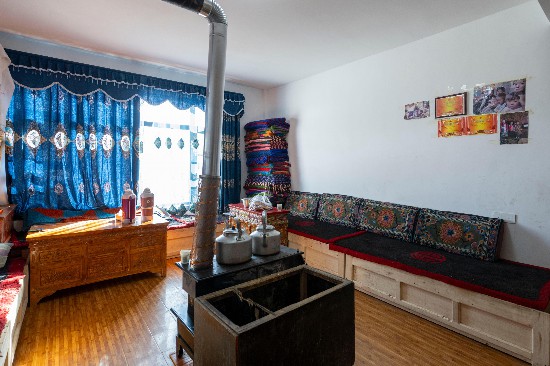 次仁普尺新家的客廳。人民網(wǎng)記者 翁奇羽攝