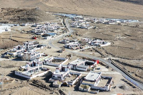 2025年12月11日，西藏定日縣長所鄉(xiāng)古榮村新貌。人民網(wǎng)記者 翁奇羽攝