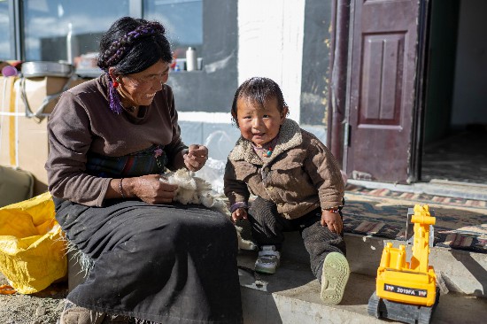 次仁普尺的媽媽在院子里做家務(wù)。人民網(wǎng)記者 翁奇羽攝