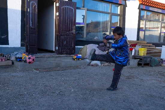 次仁普尺的弟弟在院子里玩耍。人民網(wǎng)記者 翁奇羽攝