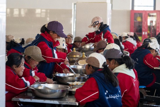 中午時(shí)分，學(xué)生們?cè)谑程糜貌?。人民網(wǎng)記者 翁奇羽攝