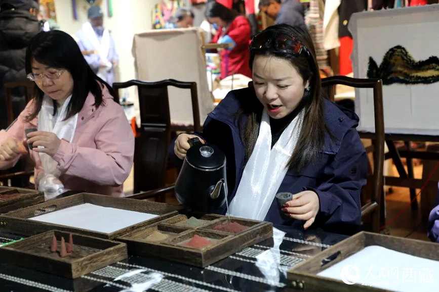 游客在“雅礱里”文化藝術(shù)街區(qū)非遺展館體驗制作藏香。在工作人員的指導(dǎo)下，游客親手揉搓香泥、壓制成型，感受藏族傳統(tǒng)非遺技藝的魅力。人民網(wǎng)記者 吳雨仁攝
