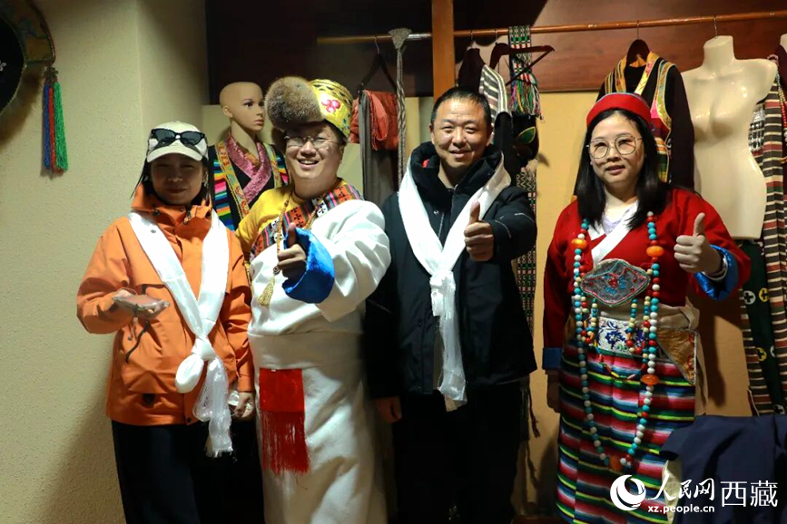 游客在扎西曲登社區(qū)體驗藏族服飾文化。大家身著色彩鮮艷的藏裝，佩戴特色飾品，臉上洋溢著喜悅的笑容。人民網(wǎng)記者 吳雨仁攝