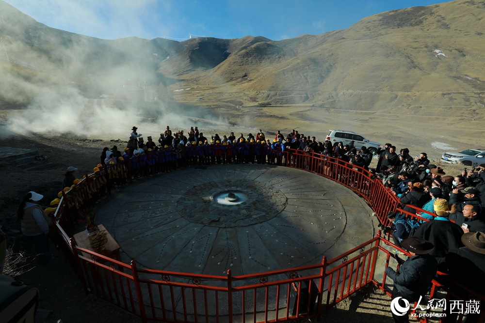 達(dá)普天文觀測臺上，陽光精準(zhǔn)穿透觀測房的方孔，投射在測光石上，標(biāo)志著高原春耕灌溉時節(jié)正式到來。人民網(wǎng)記者 吳雨仁攝