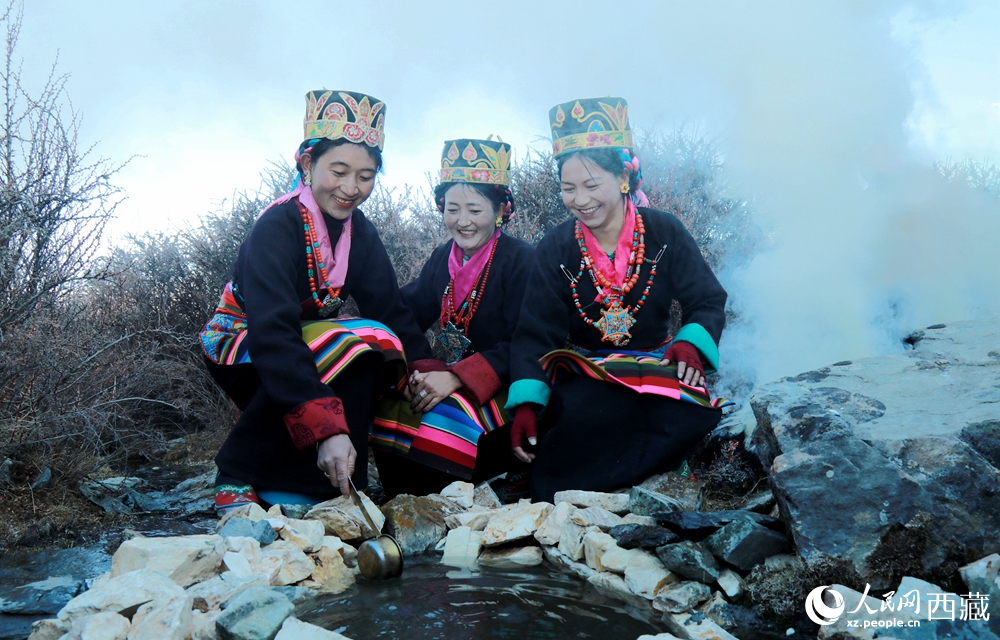 拉東村的婦女們身著盛裝，面帶笑容，用銅勺從溪石間取水，以傳統(tǒng)儀式祈愿新一年五谷豐登、風(fēng)調(diào)雨順。人民網(wǎng)記者 吳雨仁攝