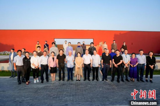 近40套藏式針織系列時(shí)裝亮相2022北京時(shí)裝周。　北京時(shí)裝周供圖