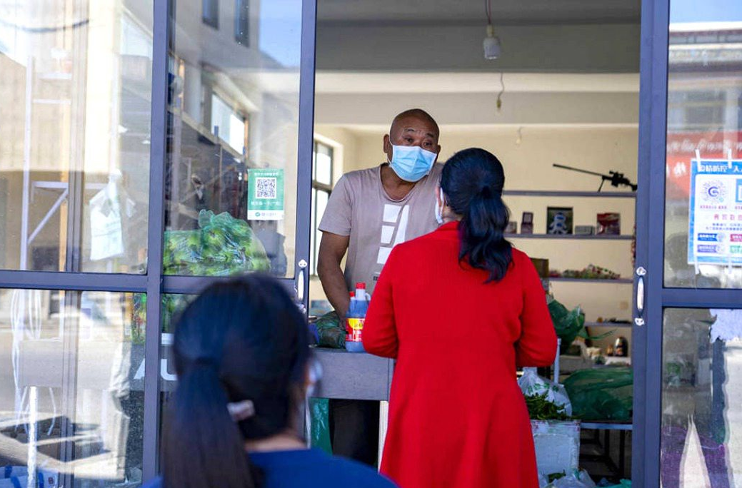 市民們有序排隊(duì)購(gòu)買(mǎi)早餐。人民網(wǎng) 次仁羅布攝