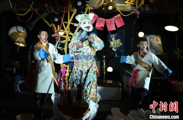 圖為由少兒表演的藏戲在公開場合演出。資料圖 趙朗 攝