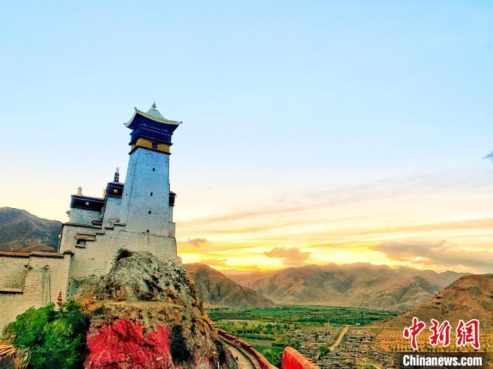 圖為西藏第一座宮殿——山南雍布拉康?！埼?攝