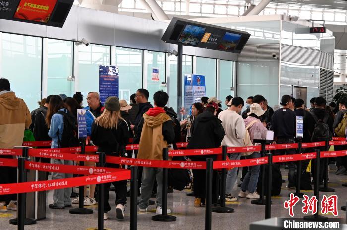 圖為“五一”期間，拉薩貢嘎機場旅客密集出行。　扎西頓珠 攝