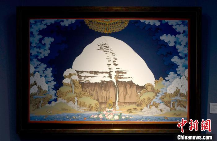 圖為5月16日，展覽中新創(chuàng)唐卡作品《岡底斯山》。　李林 攝