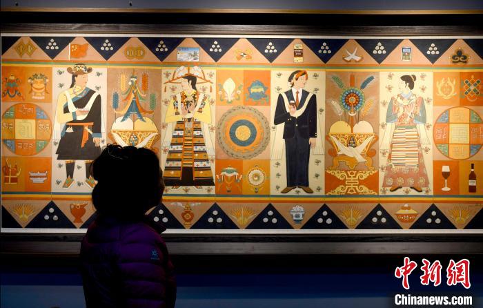 圖為5月16日，觀眾正在欣賞展覽中的新創(chuàng)唐卡作品?！±盍?攝