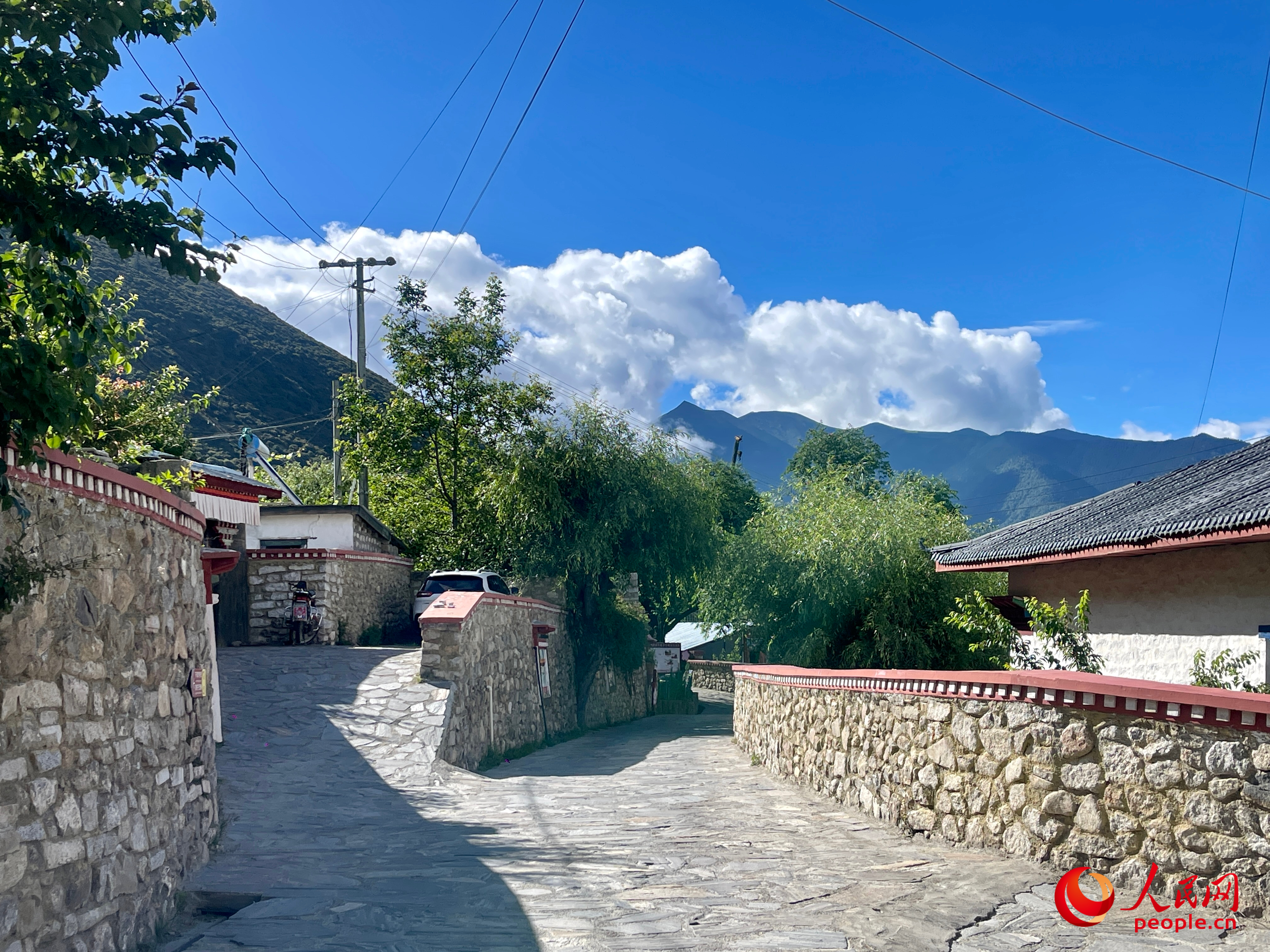 嘎拉村的村貌。人民網(wǎng) 周靜圓攝