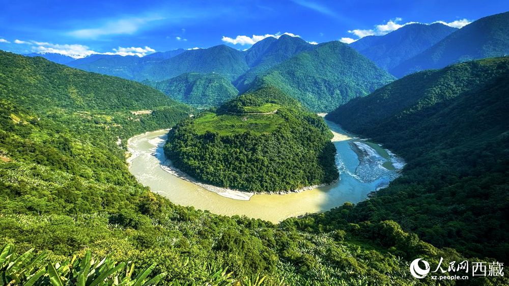 風(fēng)景秀麗、植被繁茂的西藏林芝市墨脫縣果果塘大拐彎。人民網(wǎng)記者 次仁羅布攝