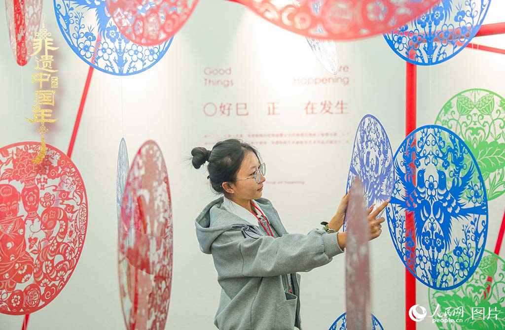 2025年1月30日，在山西太原舉辦的“年自萬物生”——2025山西非遺年俗藝術(shù)展上，由山西省級非遺代表性傳承人張永忠專門創(chuàng)作的剪紙藝術(shù)裝置吸引青年游客關(guān)注，上下映襯的“巳”字讓年文化煥發(fā)新的生機(jī)。人民網(wǎng)記者 王帆攝