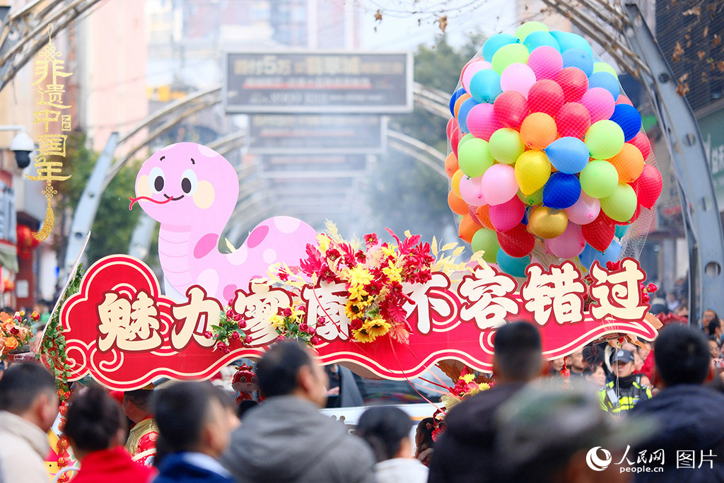 2025年1月29日，大年初一，云南省曲靖市麒麟?yún)^(qū)舉行“千人舞麒麟”活動(dòng)，耍龍舞獅過大年，現(xiàn)場人山人海，熱鬧非凡。人民網(wǎng) 莊志斌攝