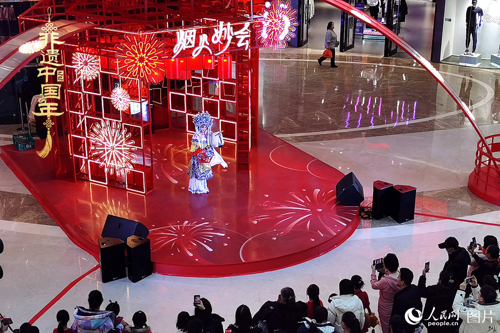 2025年1月29日，大年初一，吉林省京劇團(tuán)亮相長春“煙火妙會(huì)”，演員們用的精湛技藝，為市民呈上一場韻味悠長的視聽盛宴，一招一式盡顯京劇魅力?，F(xiàn)場還進(jìn)行了京劇知識(shí)科普，讓傳統(tǒng)文化在互動(dòng)中 “活” 起來，為新春佳節(jié)增添了一抹濃厚的文化底色 。人民網(wǎng)記者 王帝元攝