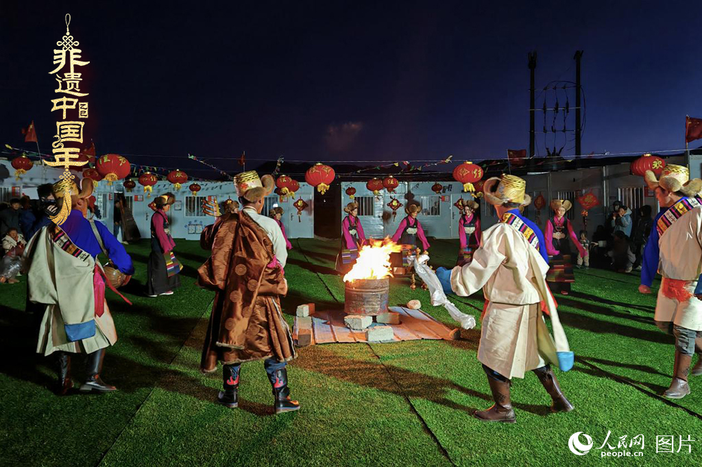2025年1月28日，西藏自治區(qū)日喀則市定日縣尼轄鄉(xiāng)轄措村升起篝火，跳起鍋莊，迎接新年的到來。（鍋莊舞，又稱為“果卓”、“歌莊”、“卓”等，藏語意為圓圈歌舞，是藏族三大民間舞蹈之一。2006年5月20日，鍋莊舞經(jīng)中華人民共和國國務(wù)院批準(zhǔn)列入第一批國家級非物質(zhì)文化遺產(chǎn)名錄）人民網(wǎng)記者 次仁羅布攝