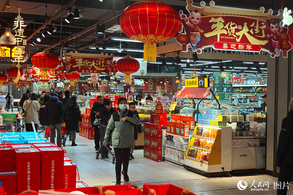 2025年1月28日，在河北省三河市的一家超市，市民們正在采購年貨。人民網(wǎng)記者 翁奇羽攝