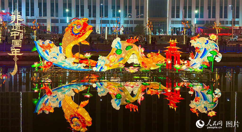 2025年1月22日，2025潛江燈會(huì)如約亮燈，近百組主題花燈、300余組裝飾彩燈一一亮相，吸引眾多游客觀賞。潛江燈會(huì)是湖北省潛江地區(qū)春節(jié)、元宵期間全民趕會(huì)的綜合性傳統(tǒng)民俗活動(dòng)，2021年入選第五批國家級非物質(zhì)文化遺產(chǎn)代表性項(xiàng)目名錄。人民網(wǎng)記者 張雋攝