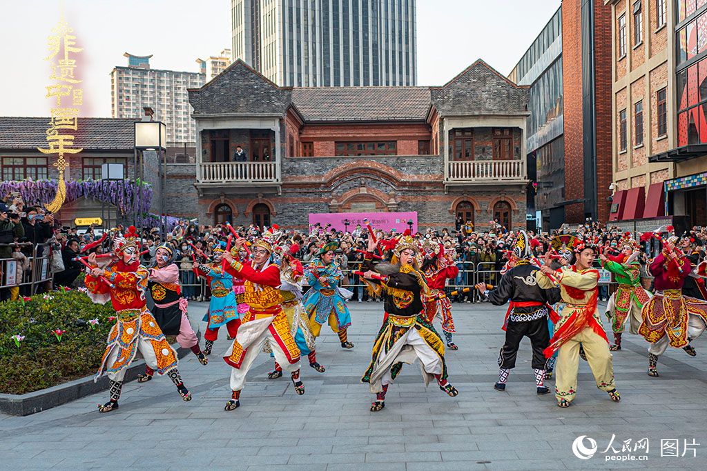 2025年1月19日，上海虹口區(qū)的今潮8弄，精彩的潮汕英歌舞上演，吸引市民駐足觀看。人民網(wǎng)記者 王初攝