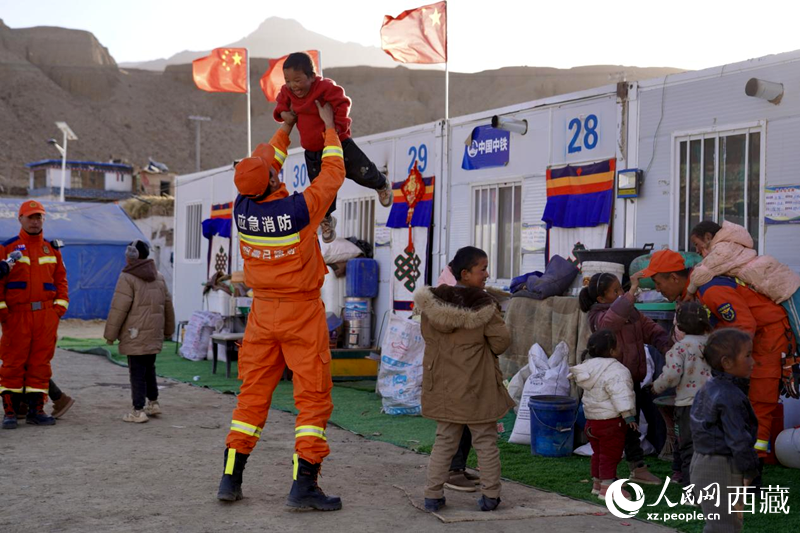 熱木青村安置點，消防員們同孩子們嬉戲玩耍。人民網(wǎng)記者 次仁羅布攝
