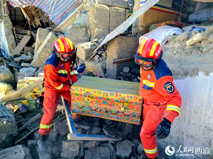 消防救援人員搜救受災(zāi)群眾財產(chǎn)。人民日報記者 徐馭堯攝