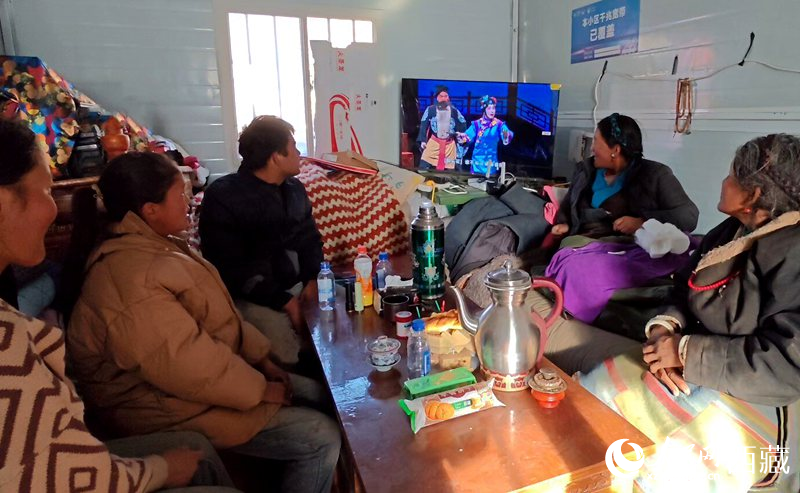 群眾在安置點(diǎn)板房?jī)?nèi)看電視。人民網(wǎng)記者 吳雨仁攝