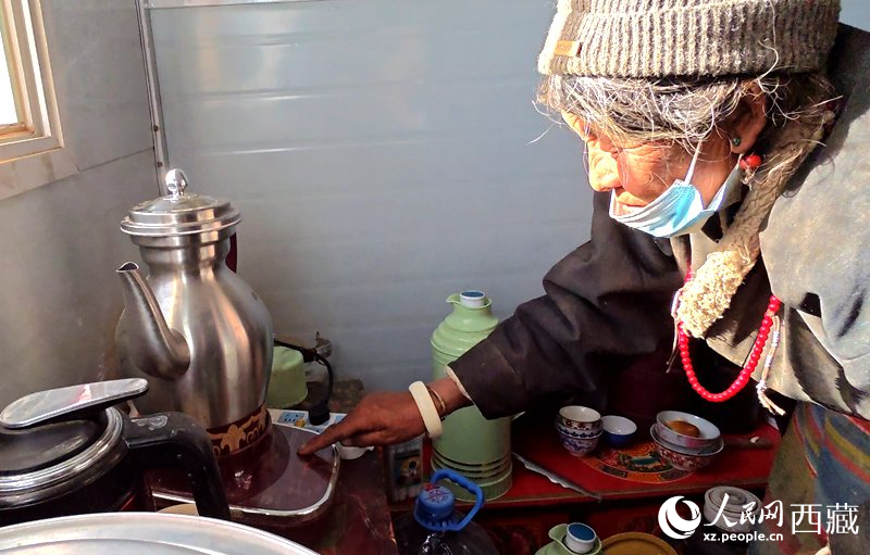 達(dá)瓦次仁的媽媽在做酥油茶。人民網(wǎng)記者 吳雨仁攝