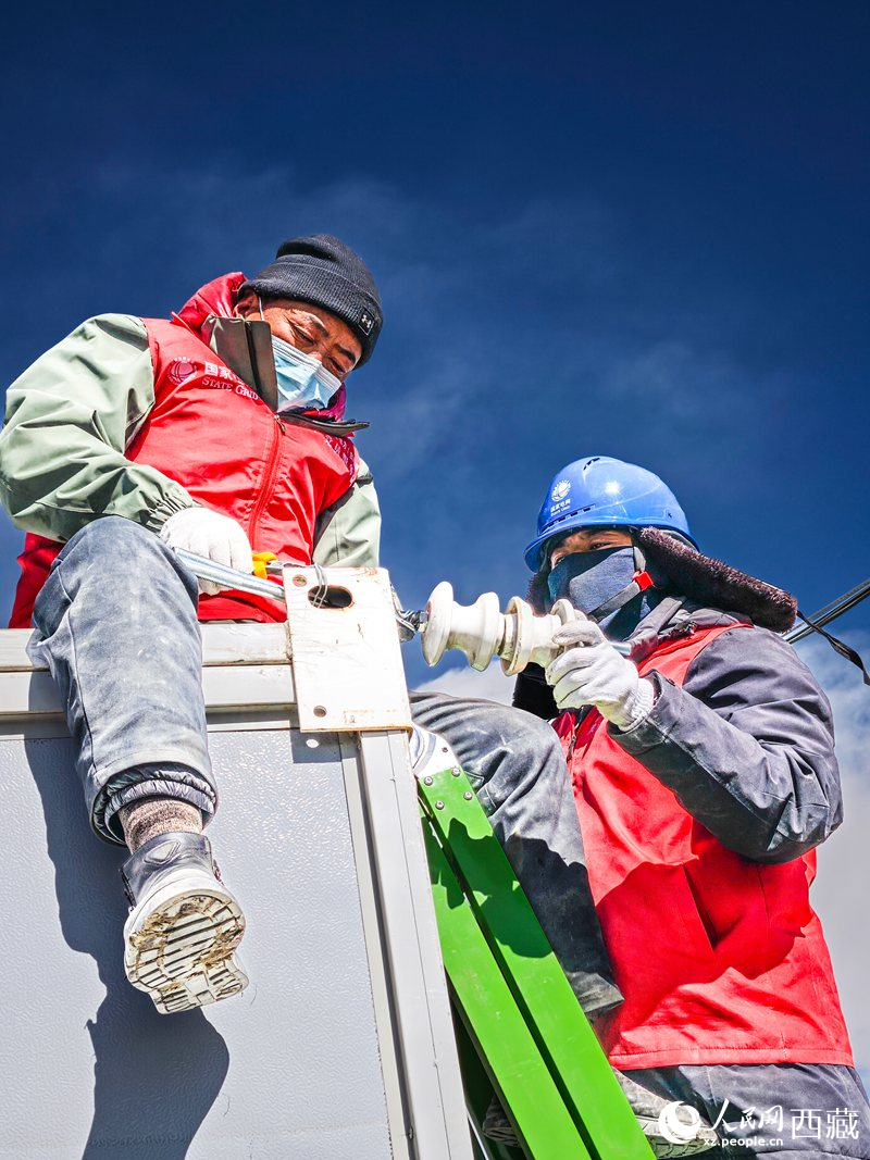 國網(wǎng)日喀則共產(chǎn)黨員服務(wù)隊(duì)隊(duì)員檢查板房線路。人民網(wǎng)記者 吳雨仁攝