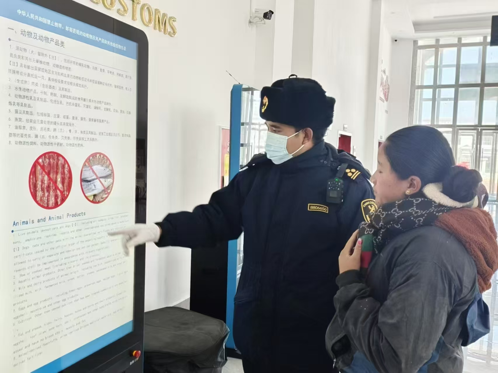 海關(guān)關(guān)員對入境邊民進(jìn)行禁止攜帶、郵寄進(jìn)境動植物及其產(chǎn)品解讀。次旺久美攝