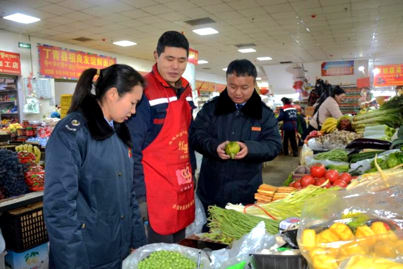 國(guó)家稅務(wù)總局丁青縣稅務(wù)局干部走訪了解春節(jié)蔬菜市場(chǎng)供求情況。楊虹攝