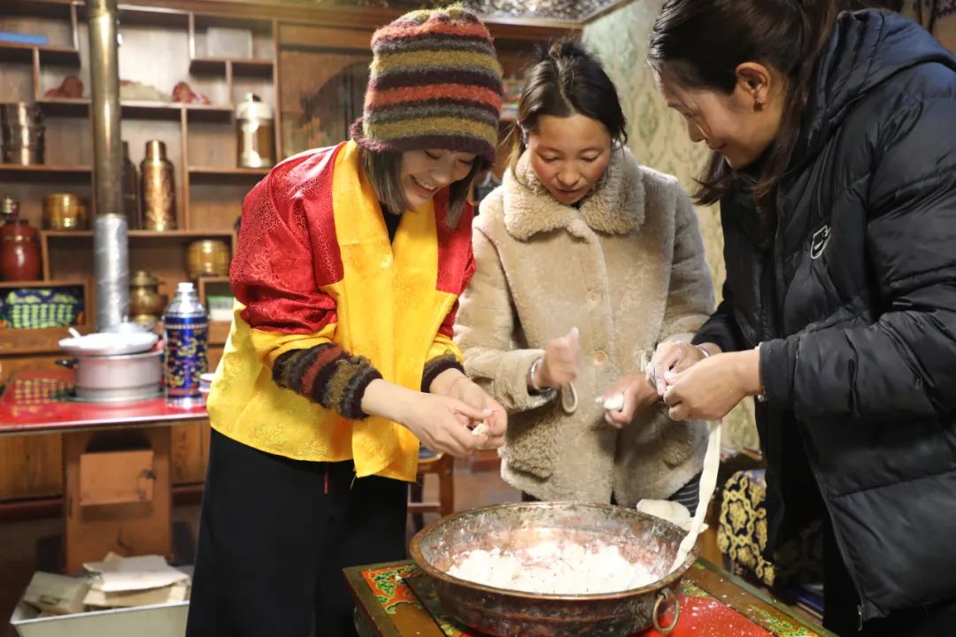 游客體驗(yàn)制作“古突”。巴桑卓嘎攝