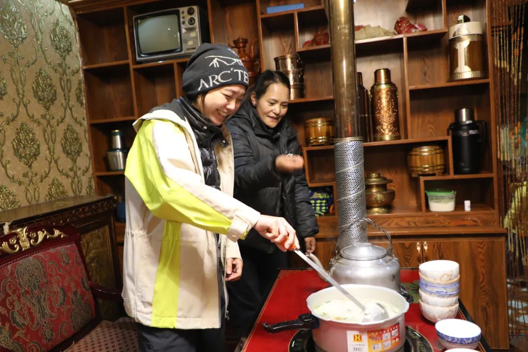 游客體驗(yàn)制作“古突”。巴桑卓嘎攝