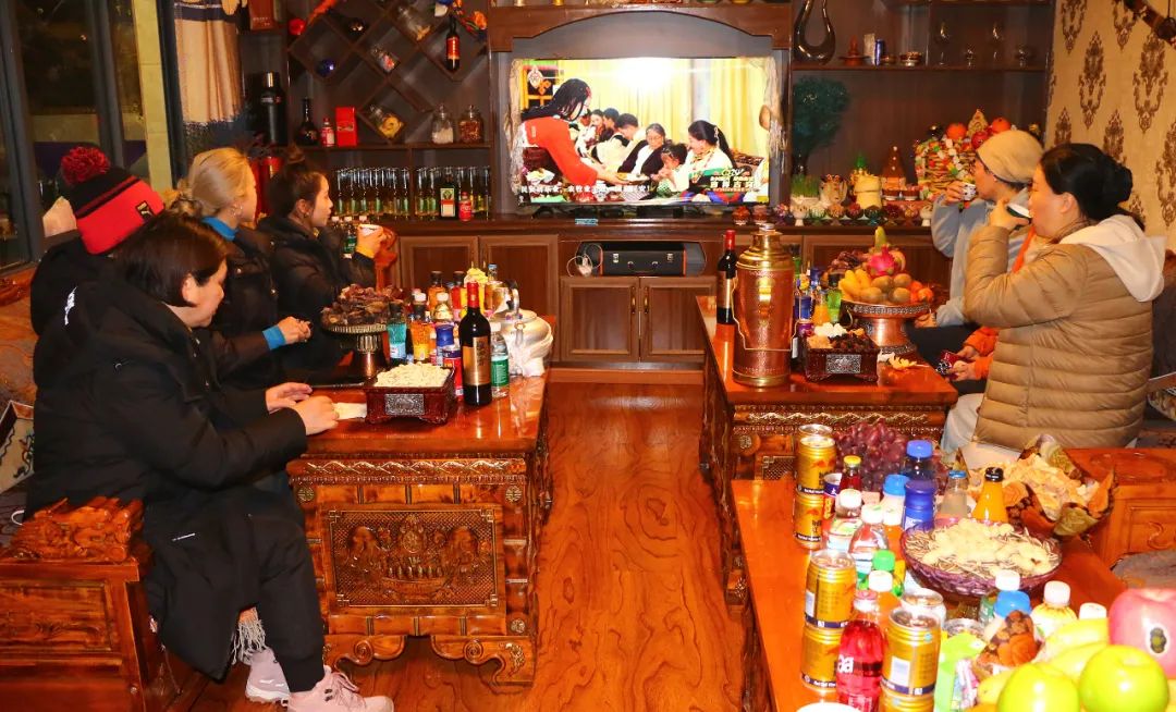 游客在居民家中，一同看藏晚，歡慶藏歷新年。巴桑卓嘎攝