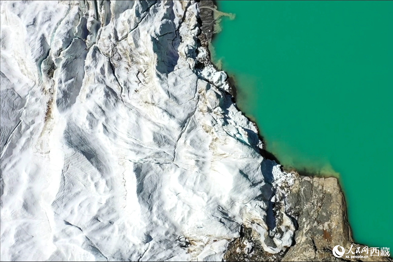曲登尼瑪冰川位于日喀則市崗巴縣昌龍鄉(xiāng)。