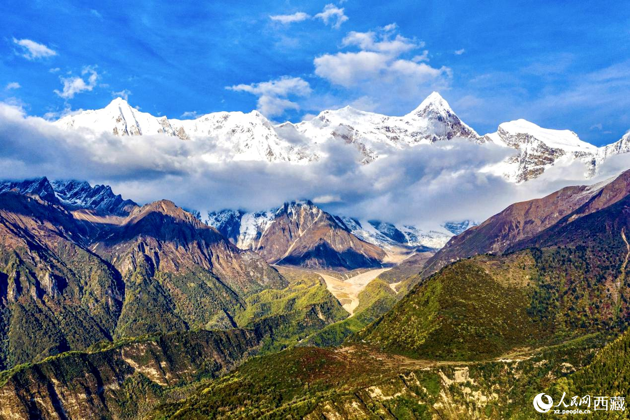 無人機航拍南迦巴瓦峰。