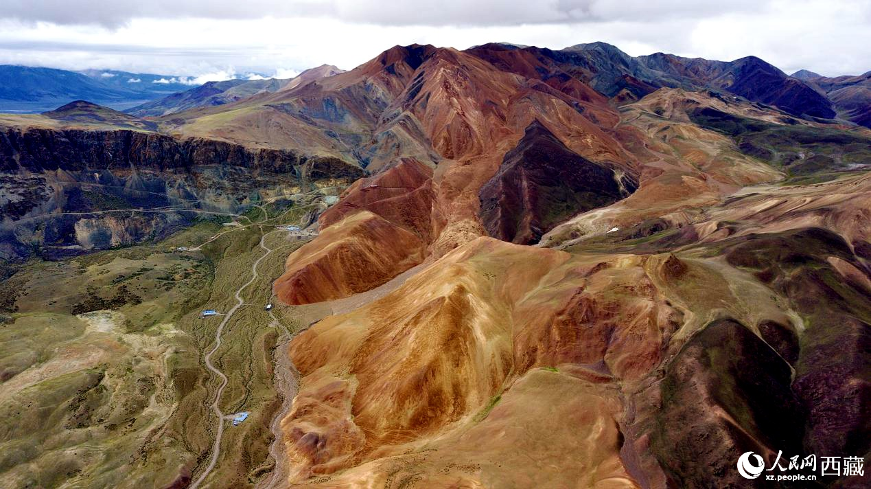 西藏阿里地區(qū)札達縣境內(nèi)的山丘，因大地礦石的緣故而變得色彩豐富，當?shù)厝朔Q之為“五彩山”。