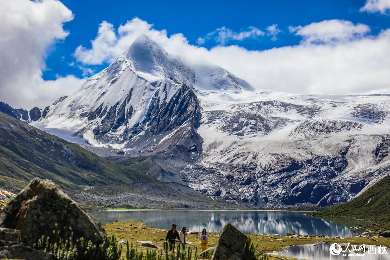 西藏那曲市比如縣的薩普雪山。