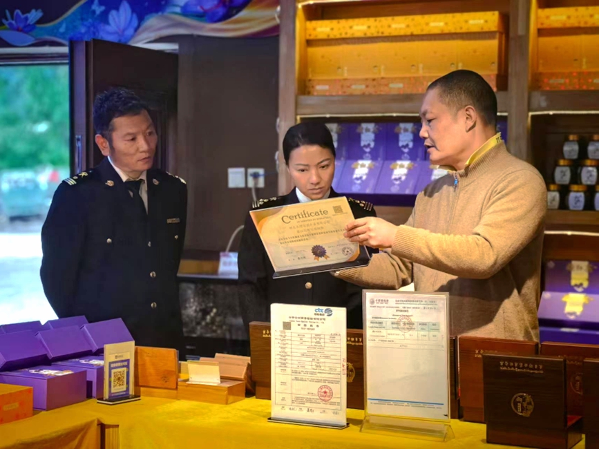 拉薩海關(guān)所屬林芝海關(guān)關(guān)員在藏紅花出口種植基地調(diào)研。拉薩海關(guān)供圖